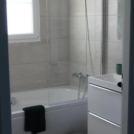 Rose, Sejour Detente Et Bien Etre En Famille Avec Jacuzzi Ferienhaus *